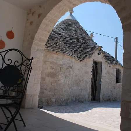 Trulli Bianchi Alberobello